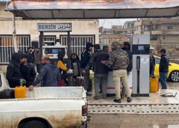 أزمة محروقات حادة في قامشلو تزيد معاناة المواطنين مع توقعات بارتفاع الأسعار