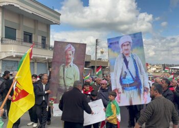 ديرك تزدهي بالأعلام الكوردستانية في وقفة جماهيرية تنديدًا بالهجمات على إقليم كوردستان..