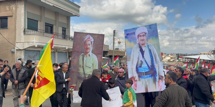 ديرك تزدهي بالأعلام الكوردستانية في وقفة جماهيرية تنديدًا بالهجمات على إقليم كوردستان..
