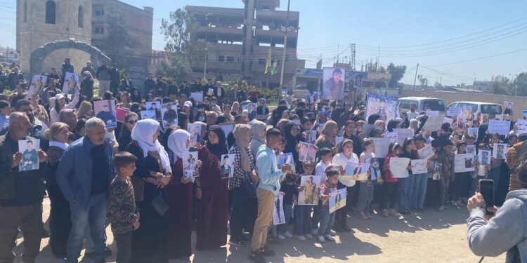 أهالي الأسرى في قامشلو ينظّمون وقفة احتجاجية للمطالبة بالكشف عن مصير ذويهم
