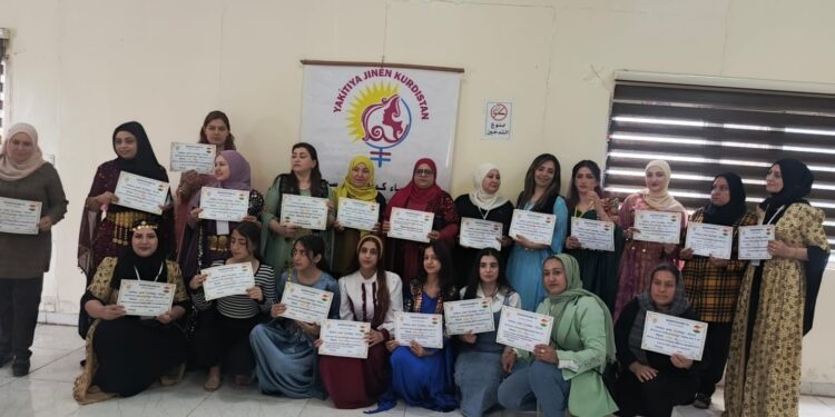 توزيع شهادات دورة الإسعافات الأولية لـ37 متدربة في مخيم كويلان