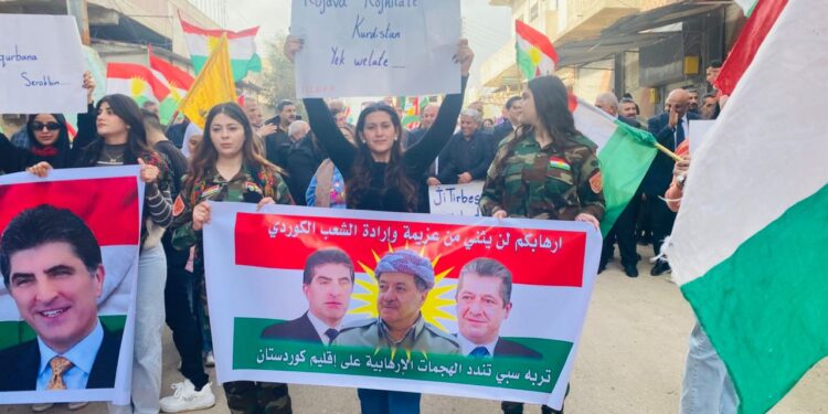 المجلس الوطني الكوردي – محلية تربه سبي ونشطاء ينظمون وقفة احتجاجية ضد الاعتداءات على إقليم كوردستان..
