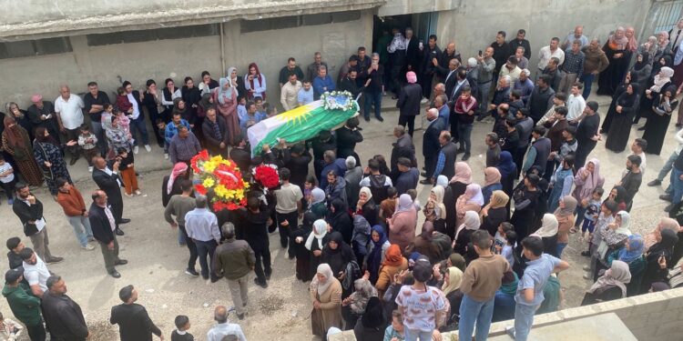 ديرك تُشيّع الشاب “روژديار فؤاد إبراهيم” في موكب جنائزي مهيب..