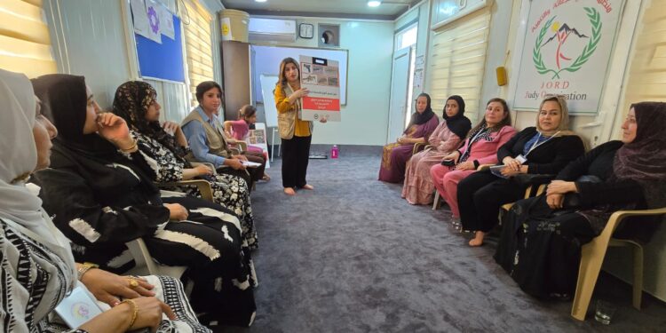 اتحاد نساء كوردستان – سوريا ومنظمة جودي ينظمان جلسة توعوية حول مخاطر الألغام والذخائر المتفجرة في مخيم فايدة