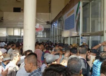 فوضى تبديل العملة تشلّ أسواق الحسكة.. ازدحام وإصابات وإغلاق محال وسط قفزة في سعر الدولار..
