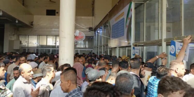 فوضى تبديل العملة تشلّ أسواق الحسكة.. ازدحام وإصابات وإغلاق محال وسط قفزة في سعر الدولار..